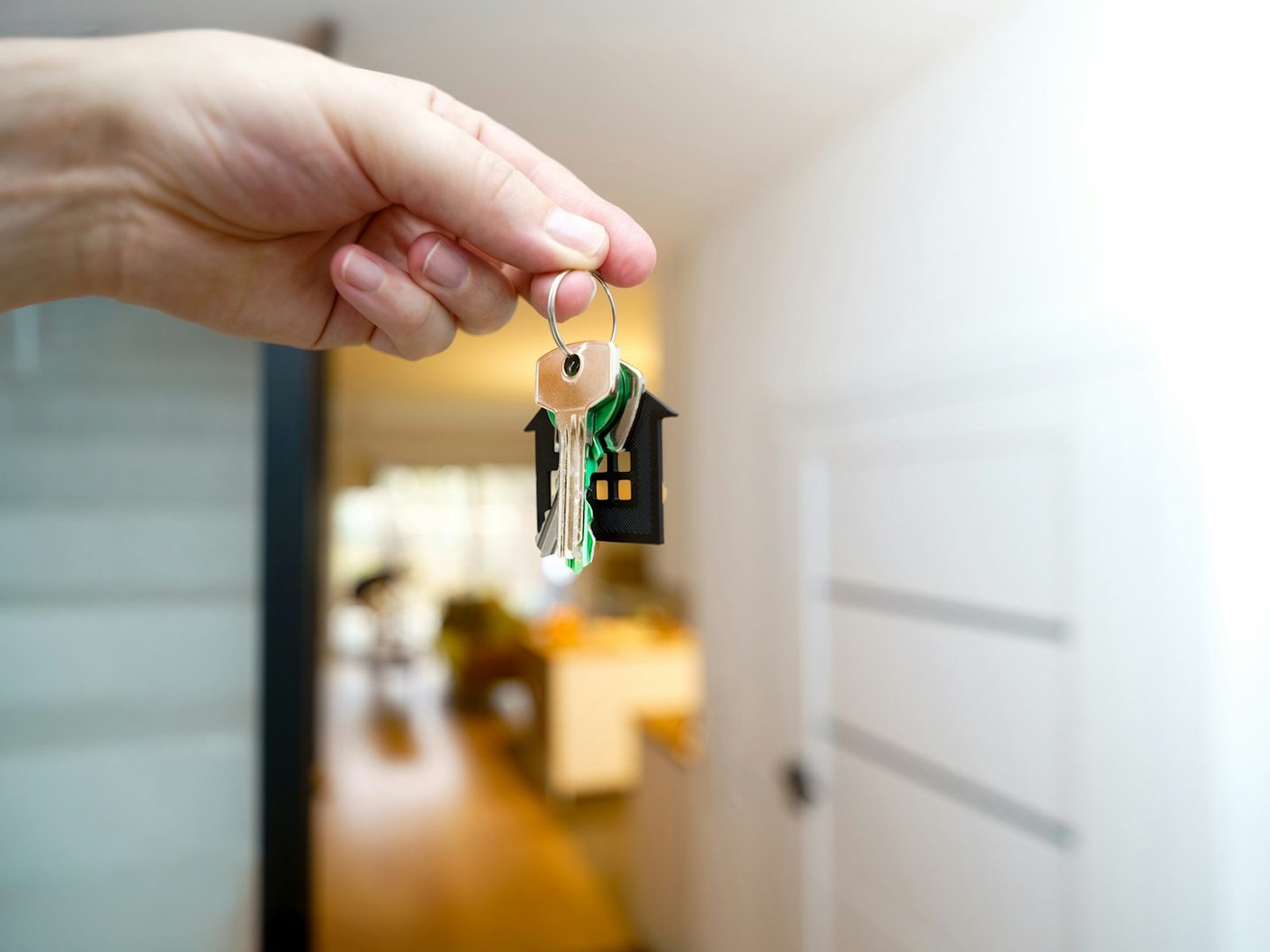 Mano sosteniendo las llaves de una vivienda recién alquilada